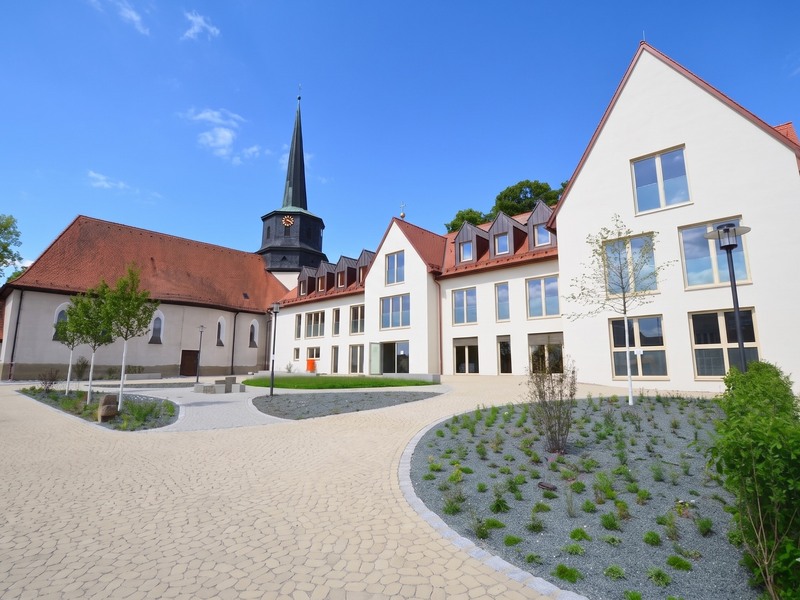 KiTa Niederndorf mit Kirchplatz und Außenanlage